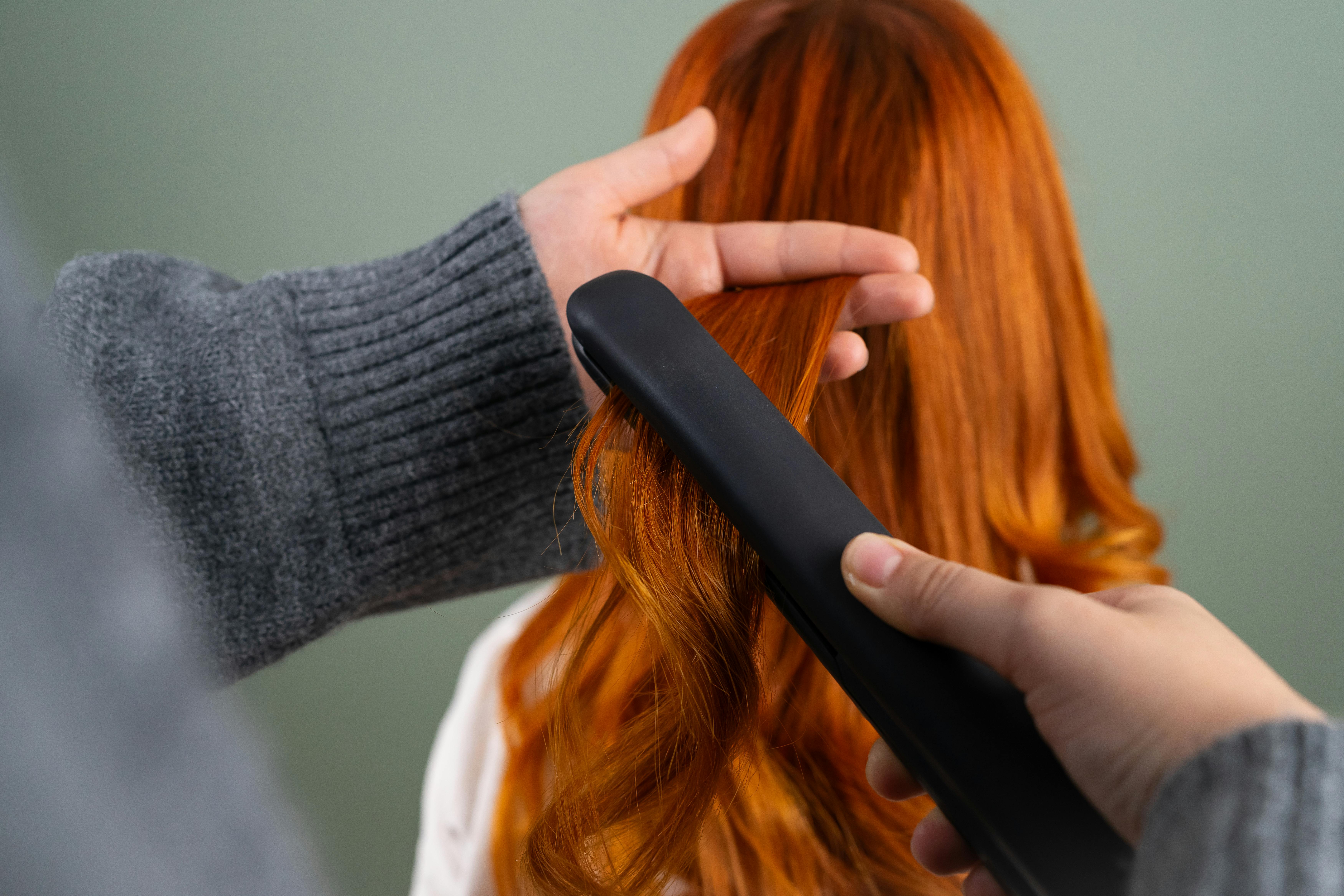 Mujer con cabello liso y brillante tras un alisado progresivo